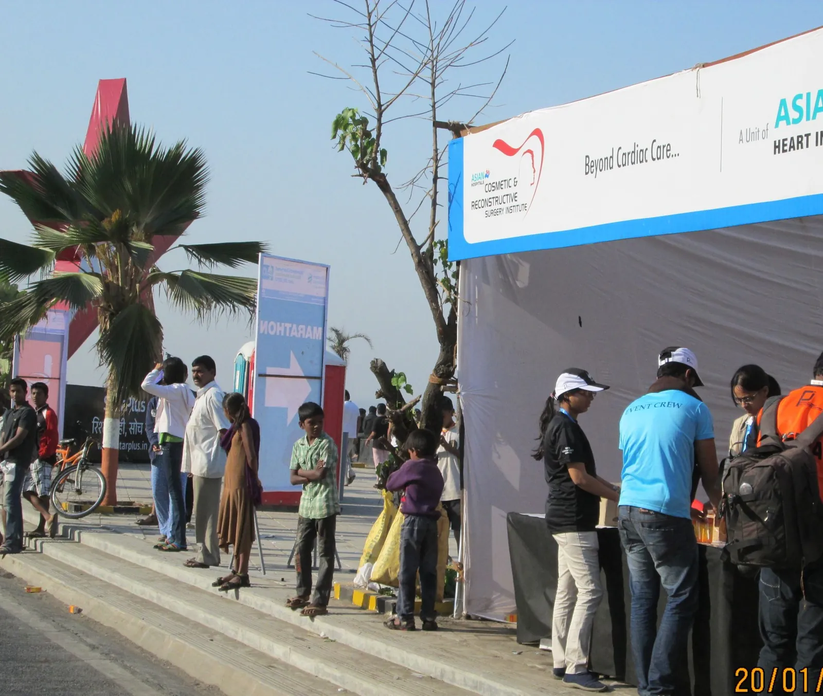 Runners and volunteers at a refreshment stall along the Mumbai Marathon route